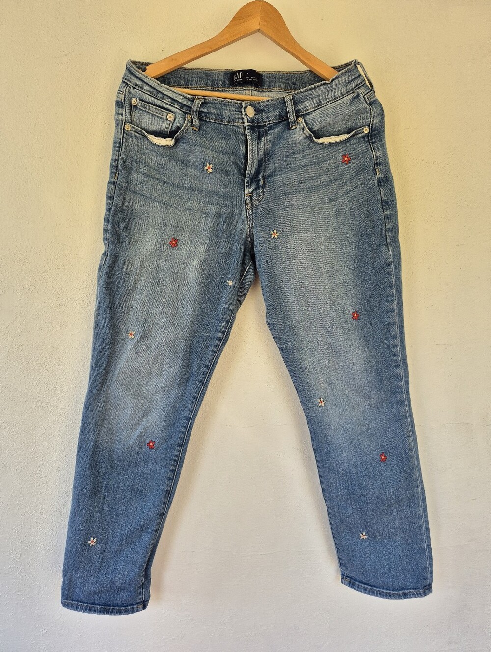 Gap Size 29 Girlfriend Jeans With Embroidered Flowers
